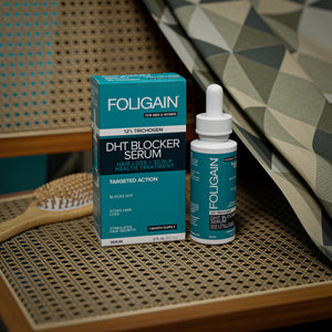 編織椅座上的FOLIGAIN DHT阻斷精華液瓶與包裝盒。
