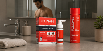 浴室台面上摆放的FOLIGAIN男士TRIOXIDIL外用护理产品和洗发水。